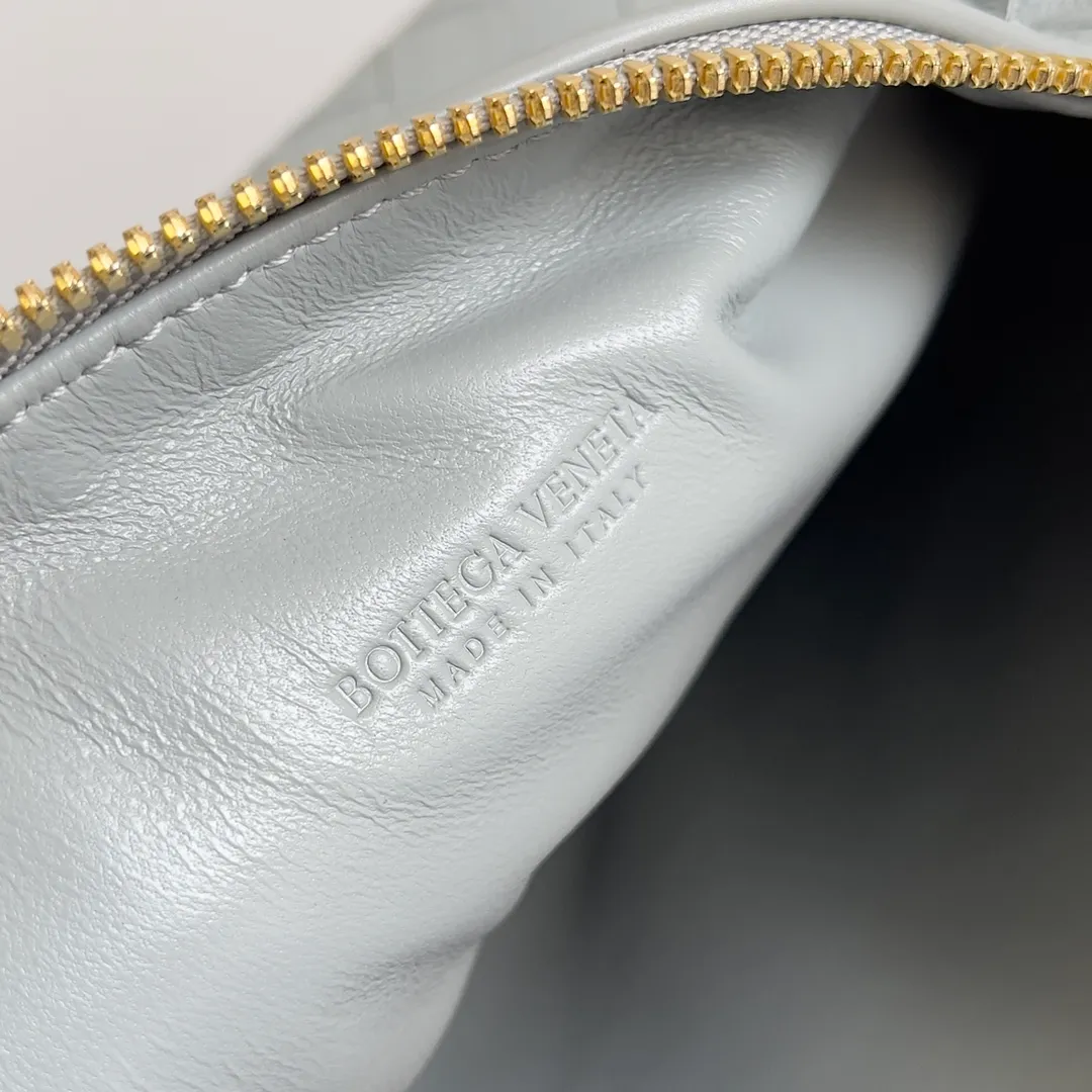 Batch 1360 It is predicted that BV Bottega’s lunch bag will be popular again this year. The entire bag is made of top nappa lambskin, which is very soft and lightweight. It also uses the intrecciato weaving process that the two founders spent several months developing from the beginning of the brand. It is completely hand-woven by Italian craftsmen. It perfectly reflects the craftsmanship of Bottega. The entire bag shape is also a very practical and popular lunch box bag type. The slightly curved arc of the bag mouth can also better fit our wrists. Style number: 754443 Size: 22*13*9